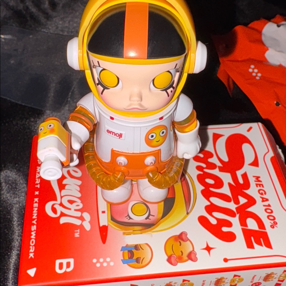 POP MART Mega Space Molly Emoji 100% - Confession - Picture 7 of 10